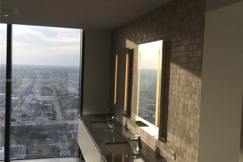 Condo in Miami, Florida, 4 bedrooms  № 2011077 - photo 21