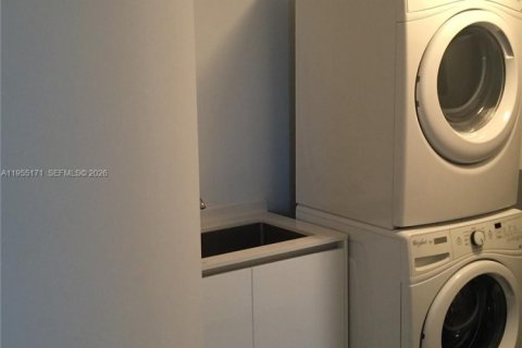 Condo in Miami, Florida, 4 bedrooms  № 2011077 - photo 25