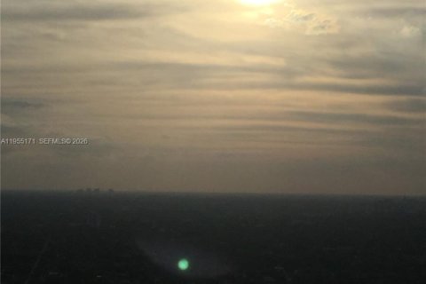 Condo in Miami, Florida, 4 bedrooms  № 2011077 - photo 11