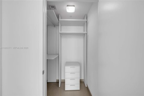 Condo in Miami, Florida, 4 bedrooms  № 2011077 - photo 28