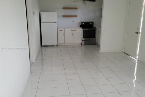 Condominio en alquiler en Sweetwater, Florida, 3 dormitorios, 71.72 m2 № 1969735 - foto 7