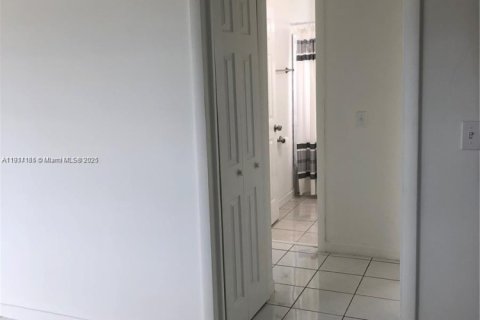 Condominio en alquiler en Sweetwater, Florida, 3 dormitorios, 71.72 m2 № 1969735 - foto 9