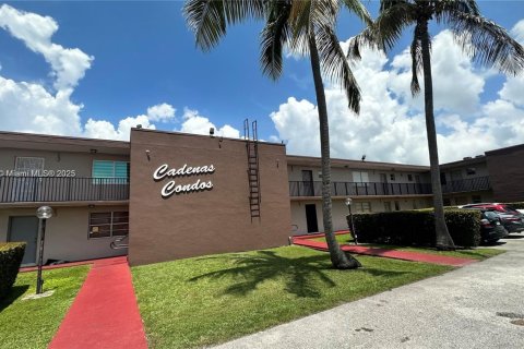 Condominio en alquiler en Sweetwater, Florida, 3 dormitorios, 71.72 m2 № 1969735 - foto 1