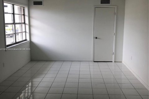 Condominio en alquiler en Sweetwater, Florida, 3 dormitorios, 71.72 m2 № 1969735 - foto 6