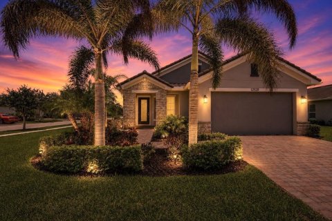 House in Port St. Lucie, Florida 2 bedrooms, 162.3 sq.m. № 2188440