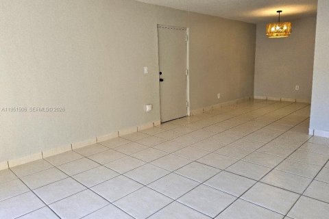 Condominio en alquiler en Miami Lakes, Florida, 2 dormitorios, 85.28 m2 № 2006437 - foto 2