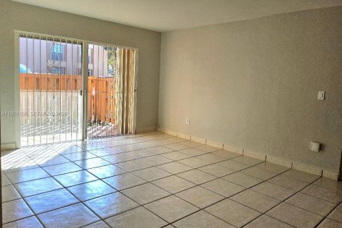 Condominio en alquiler en Miami Lakes, Florida, 2 dormitorios, 85.28 m2 № 2006437 - foto 3