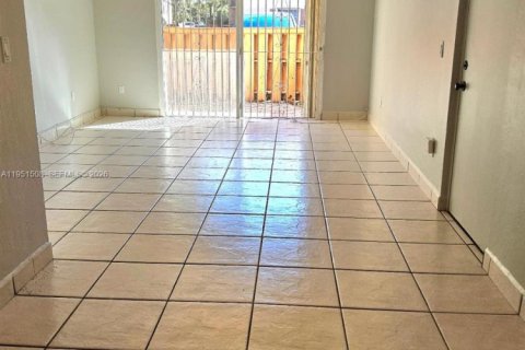 Condominio en alquiler en Miami Lakes, Florida, 2 dormitorios, 85.28 m2 № 2006437 - foto 4