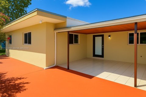 House in Miami, Florida 3 bedrooms, 176.51 sq.m. № 2401357
