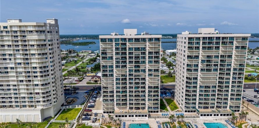 Condominio en Daytona Beach Shores, Florida, 3 dormitorios № 2279996