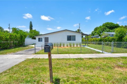 Casa en venta en Lauderhill, Florida, 3 dormitorios, 77.67 m2 № 1962178 - foto 2