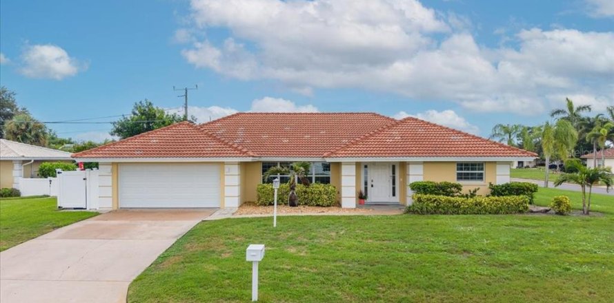 House in Nokomis, Florida 3 bedrooms, 185.34 sq.m. № 2291052