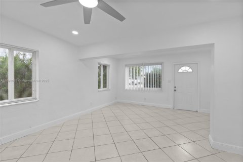 Снять в аренду виллу или дом в Форт-Лодердейл, Флорида 4 спальни, 136.57м2, № 1950293 - фото 3