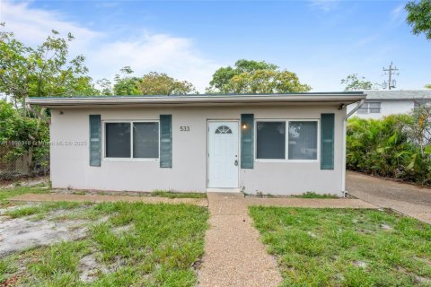 Снять в аренду виллу или дом в Форт-Лодердейл, Флорида 4 спальни, 136.57м2, № 1950293 - фото 1