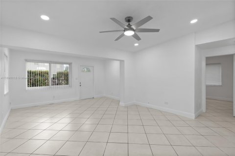 Снять в аренду виллу или дом в Форт-Лодердейл, Флорида 4 спальни, 136.57м2, № 1950293 - фото 2