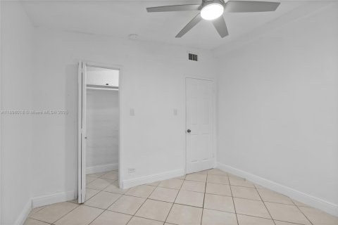 Снять в аренду виллу или дом в Форт-Лодердейл, Флорида 4 спальни, 136.57м2, № 1950293 - фото 16