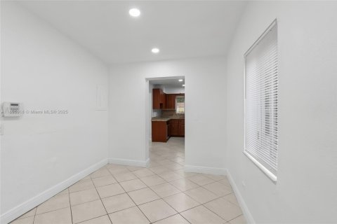 Снять в аренду виллу или дом в Форт-Лодердейл, Флорида 4 спальни, 136.57м2, № 1950293 - фото 7