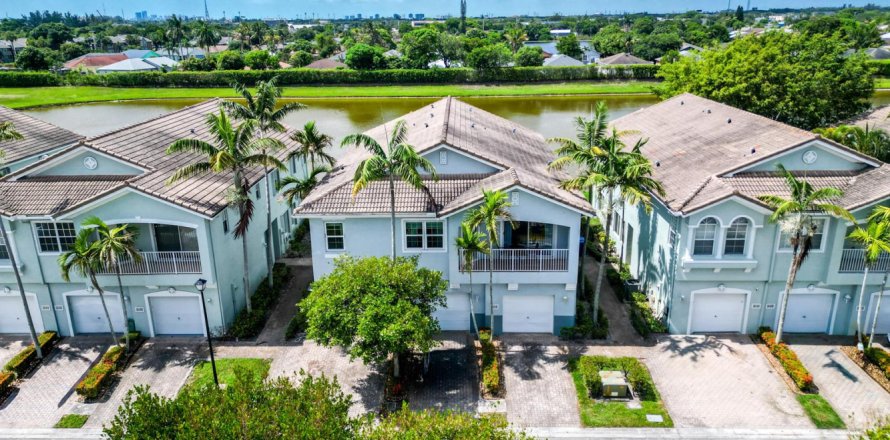 Townhouse in Riviera Beach, Florida 2 bedrooms, 94.95 sq.m. № 2191047