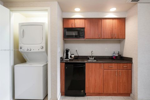 Condo in Sunny Isles Beach, Florida  № 1345293 - photo 3