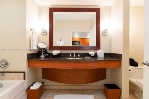 Condo in Sunny Isles Beach, Florida  № 1345293 - photo 17