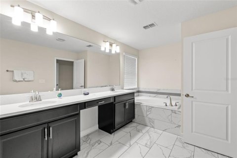 House in Davenport, Florida 5 bedrooms, 286.23 sq.m. № 2237488 - photo 18