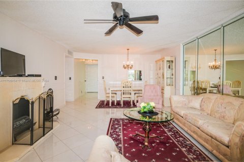 Condo in Dania Beach, Florida, 2 bedrooms  № 1764695 - photo 13
