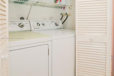 Condo in Dania Beach, Florida, 2 bedrooms  № 1764695 - photo 28