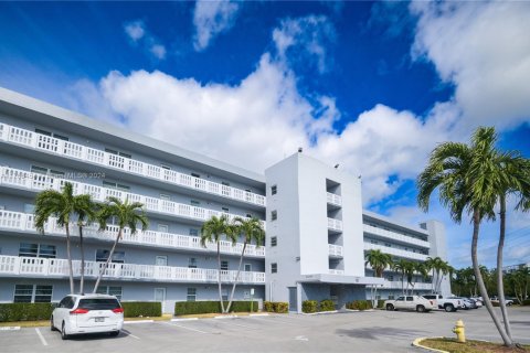 Condo in Dania Beach, Florida, 2 bedrooms  № 1764695 - photo 1