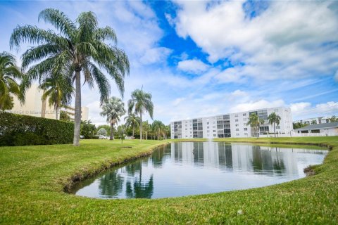 Condo in Dania Beach, Florida, 2 bedrooms  № 1764695 - photo 2