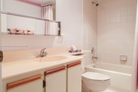 Condo in Dania Beach, Florida, 2 bedrooms  № 1764695 - photo 23