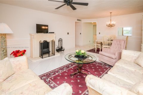 Condo in Dania Beach, Florida, 2 bedrooms  № 1764695 - photo 12