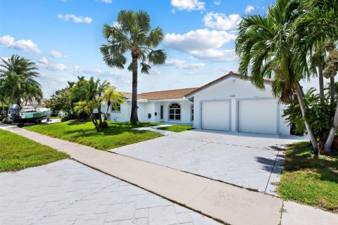 House in Fort Lauderdale, Florida 3 bedrooms, 209.4 sq.m. № 2002946 - photo 25