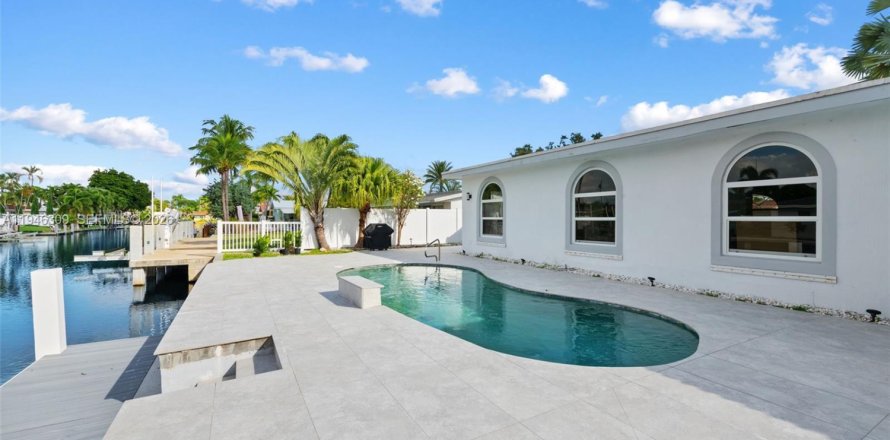 House in Fort Lauderdale, Florida 3 bedrooms, 209.4 sq.m. № 2002946