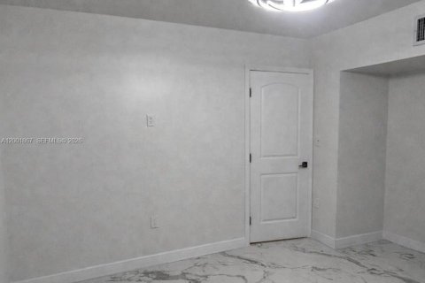 Immobilier commercial à vendre à Hollywood, Floride: 155.24 m2 № 2170280 - photo 3