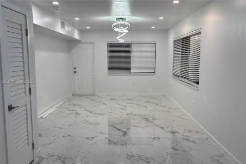 Immobilier commercial à vendre à Hollywood, Floride: 155.24 m2 № 2170280 - photo 5