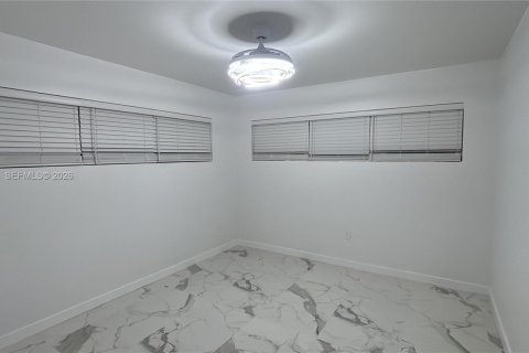 Immobilier commercial à vendre à Hollywood, Floride: 155.24 m2 № 2170280 - photo 4