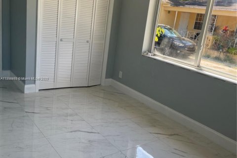 Commercial property in Miami, Florida 178.37 sq.m. № 2014691 - photo 6