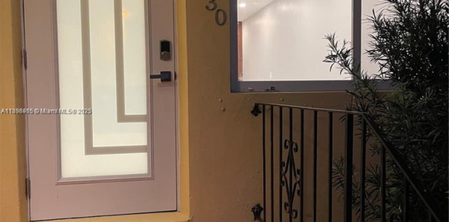 Commercial property in Miami, Florida 178.37 sq.m. № 2014691