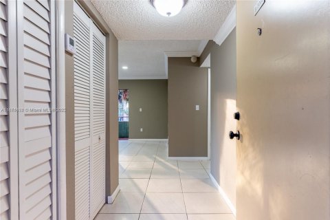 Copropriété à louer à Hialeah, Floride: 1 chambre, 75.25 m2 № 1927495 - photo 2