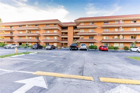 Copropriété à louer à Hialeah, Floride: 1 chambre, 75.25 m2 № 1927495 - photo 1