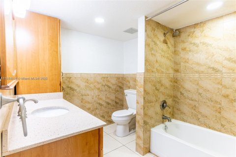 Copropriété à louer à Hialeah, Floride: 1 chambre, 75.25 m2 № 1927495 - photo 12