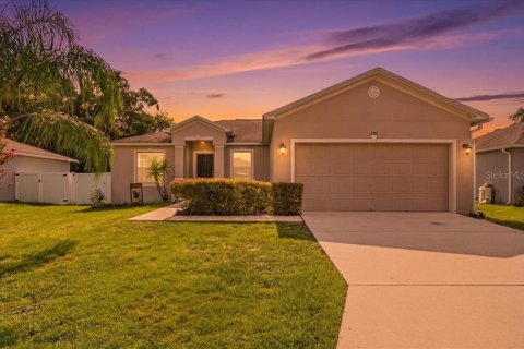 House in Winter Haven, Florida 3 bedrooms, 135.64 sq.m. № 2200565