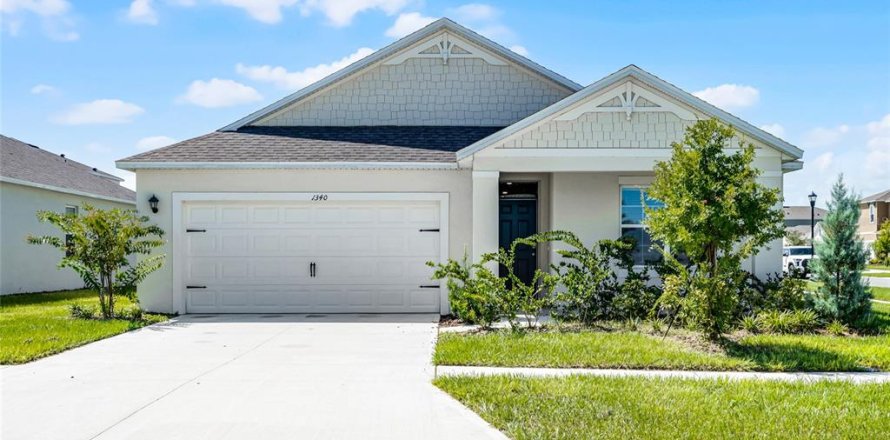 House in Winter Haven, Florida 4 bedrooms, 174.84 sq.m. № 2266760