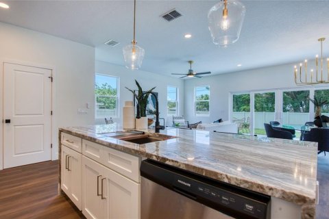 House in Palm Harbor, Florida 4 bedrooms, 185.8 sq.m. № 1782980 - photo 21