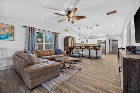 Casa en venta en Saint Petersburg, Florida, 3 dormitorios, 191.19 m2 № 2152025 - foto 14