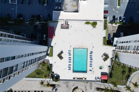 Condo in Aventura, Florida, 2 bedrooms  № 2010292 - photo 9