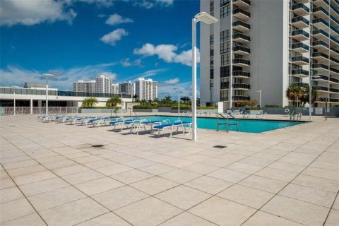 Condo in Aventura, Florida, 2 bedrooms  № 2010292 - photo 20