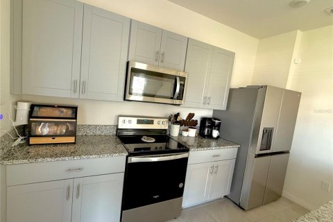 Townhouse in New Smyrna Beach, Florida 3 bedrooms, 149.94 sq.m. № 2100452 - photo 3
