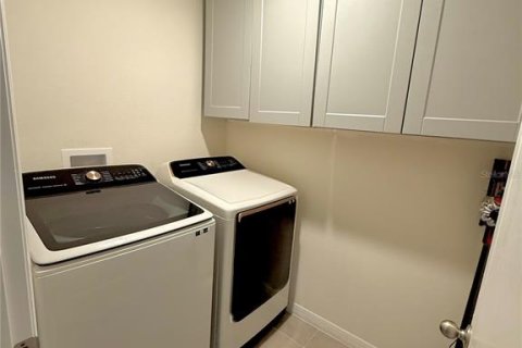 Townhouse in New Smyrna Beach, Florida 3 bedrooms, 149.94 sq.m. № 2100452 - photo 7