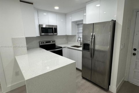 Touwnhouse à louer à Miami, Floride: 2 chambres, 76.46 m2 № 1976626 - photo 3